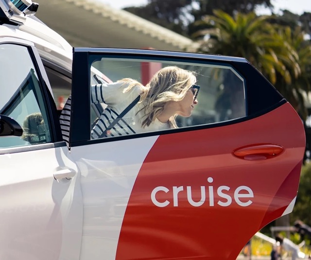 Cruise officially begins offering self-driving paid service in San Francisco