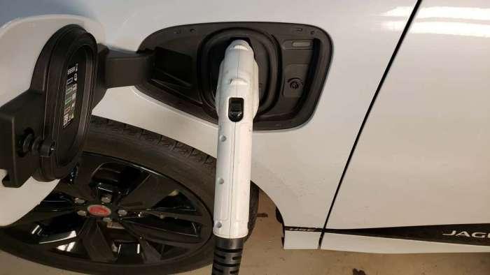 如果您的充电器无法从电动汽车上拔下插头怎么办