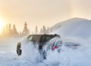 福特F150闪电在最后的冬季天气测试中向阿拉斯加投掷雪
