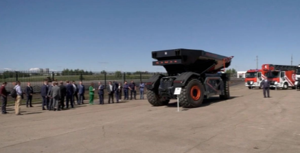 KAMAZ展出了一辆50吨重的无人自卸车没有客舱
