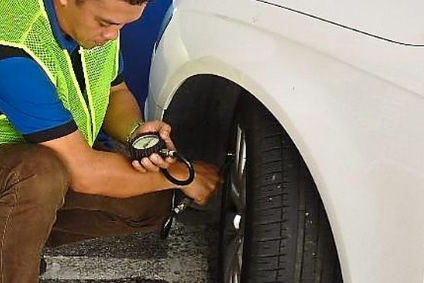 检查轮胎压力以免使用不必要的燃油