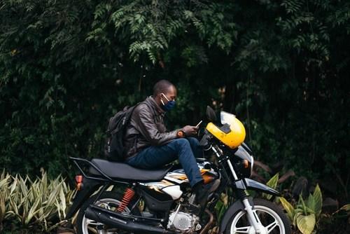 合作为乌干达的2,000多辆摩托车融资