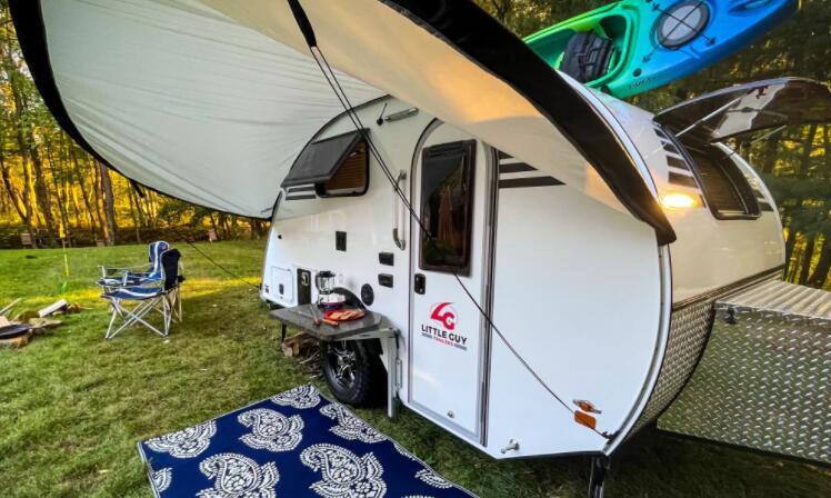 Micro Max露营车带来宽敞的平面图和固定式烧烤