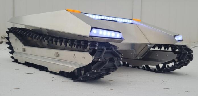Cyberkat是一款旨在清除积雪的微型遥控电动汽车